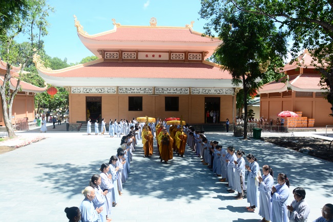 Delegation of the Vietnam Buddhist Sangha visit Hoang Phap Pagoda