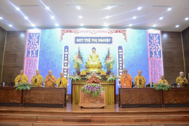 Delegation of the Vietnam Buddhist Sangha visit Hoang Phap Pagoda