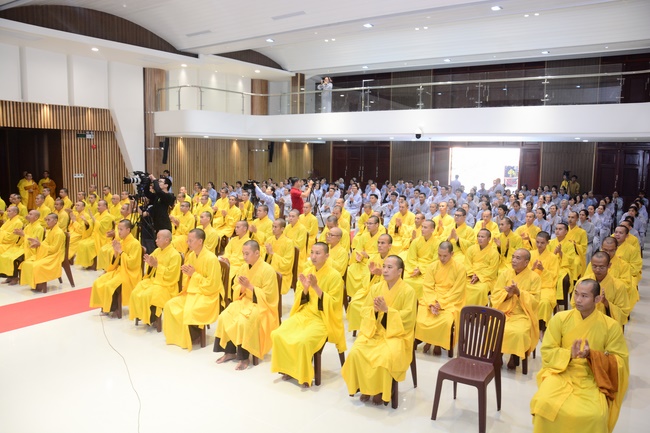 Delegation of the Vietnam Buddhist Sangha visit Hoang Phap Pagoda