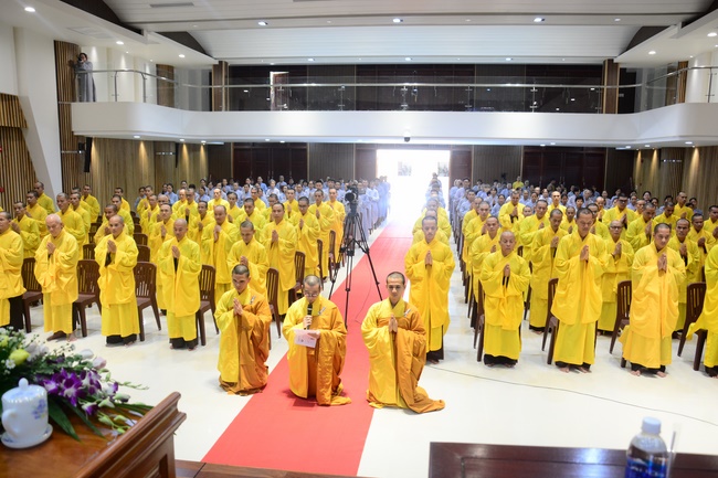 Delegation of the Vietnam Buddhist Sangha visit Hoang Phap Pagoda