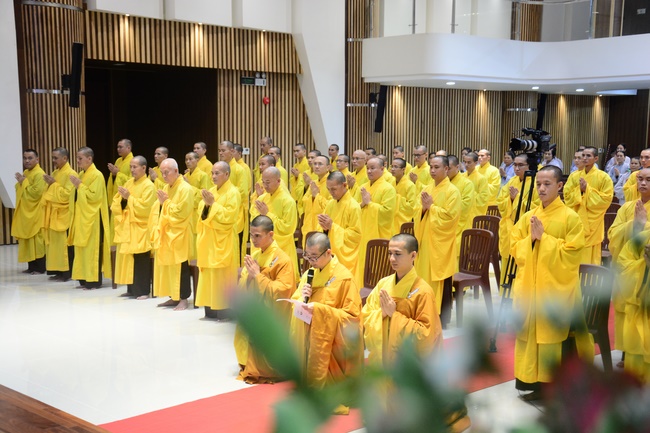 Delegation of the Vietnam Buddhist Sangha visit Hoang Phap Pagoda