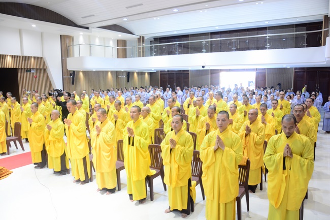 Delegation of the Vietnam Buddhist Sangha visit Hoang Phap Pagoda