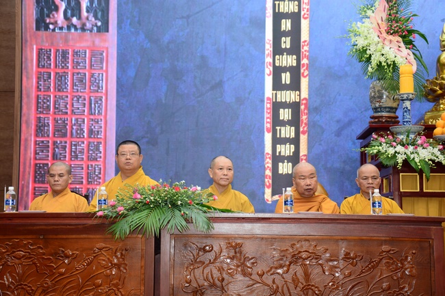 Delegation of the Vietnam Buddhist Sangha visit Hoang Phap Pagoda