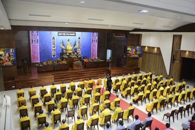 Delegation of the Vietnam Buddhist Sangha visit Hoang Phap Pagoda