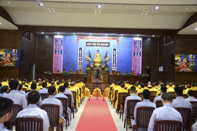 Delegation of the Vietnam Buddhist Sangha visit Hoang Phap Pagoda