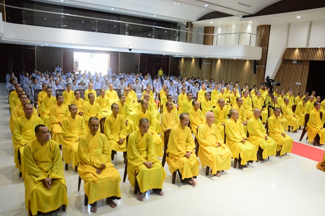Delegation of the Vietnam Buddhist Sangha visit Hoang Phap Pagoda