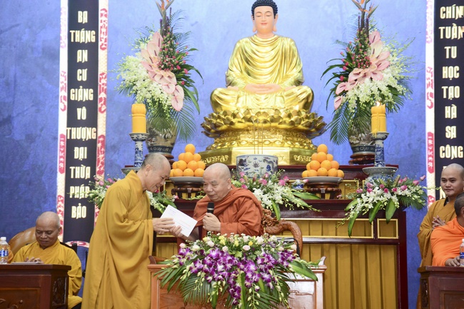 Delegation of the Vietnam Buddhist Sangha visit Hoang Phap Pagoda