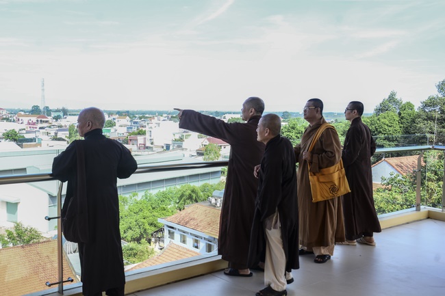 Delegation of the Vietnam Buddhist Sangha visit Hoang Phap Pagoda