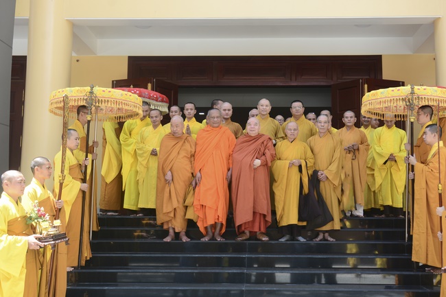 Delegation of the Vietnam Buddhist Sangha visit Hoang Phap Pagoda