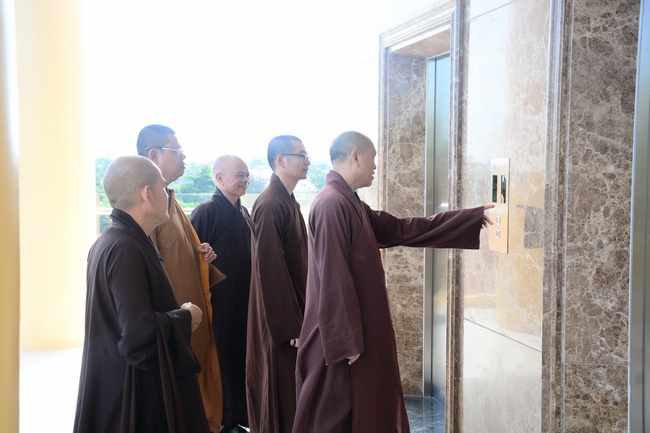Delegation of the Vietnam Buddhist Sangha visit Hoang Phap Pagoda