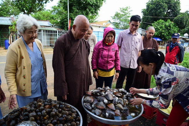 The beginning rite to sculpt the Buddha statue offering to Đang Phap Pagoda