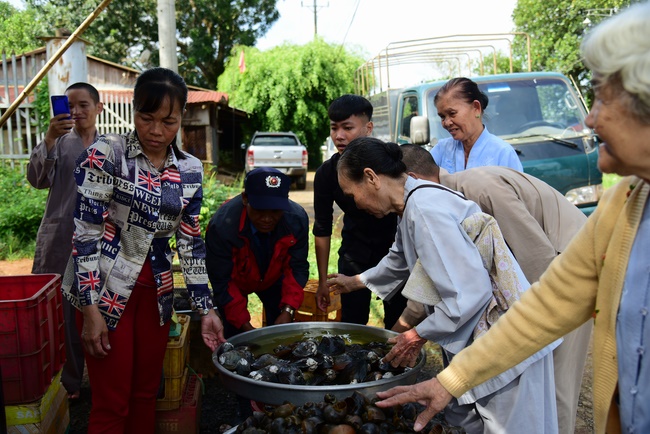 The beginning rite to sculpt the Buddha statue offering to Đang Phap Pagoda
