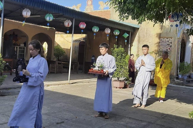 Holding the rite Wishes for the Exam Season for students at Dong Cao Pagoda