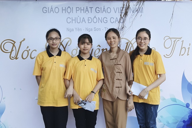 Holding the rite Wishes for the Exam Season for students at Dong Cao Pagoda