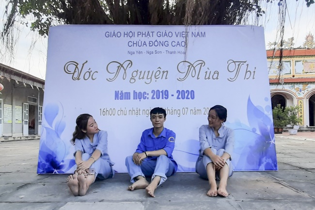 Holding the rite Wishes for the Exam Season for students at Dong Cao Pagoda