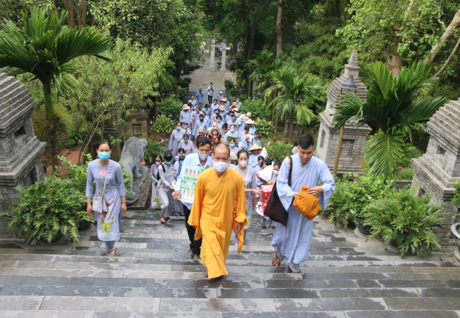 Tieu Dao Pagoda Joyfully Offering Donations to Three Rain Retreat Schools in Quang Ninh Province