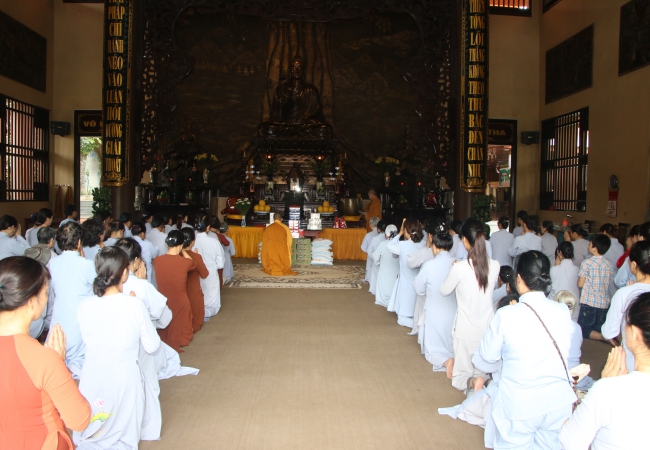 Tieu Dao Pagoda Joyfully Offering Donations to Three Rain Retreat Schools in Quang Ninh Province