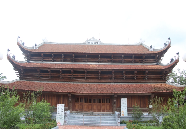 Tieu Dao Pagoda Joyfully Offering Donations to Three Rain Retreat Schools in Quang Ninh Province