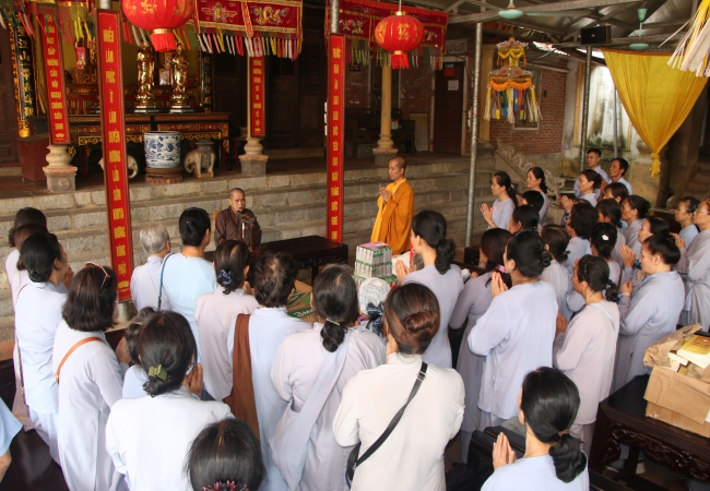 Tieu Dao Pagoda Joyfully Offering Donations to Three Rain Retreat Schools in Quang Ninh Province