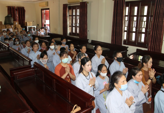 Tieu Dao Pagoda Joyfully Offering Donations to Three Rain Retreat Schools in Quang Ninh Province