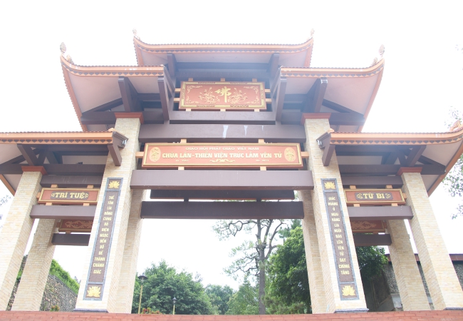 Tieu Dao Pagoda Joyfully Offering Donations to Three Rain Retreat Schools in Quang Ninh Province