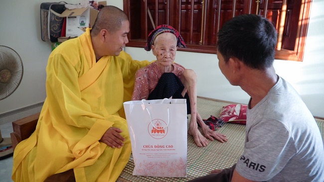 Chùa Đống Cao thăm và tặng quà cho các gia đình chính sách