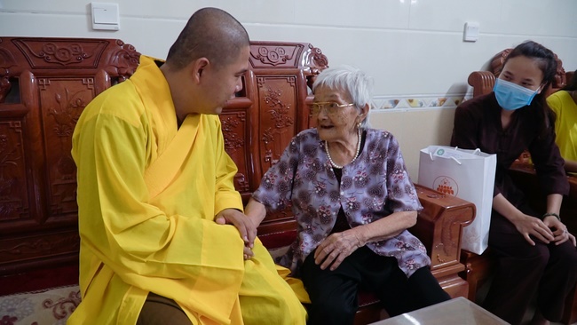 Chùa Đống Cao thăm và tặng quà cho các gia đình chính sách