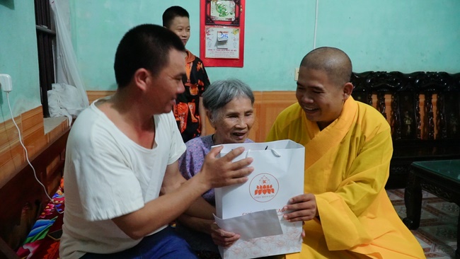 Chùa Đống Cao thăm và tặng quà cho các gia đình chính sách