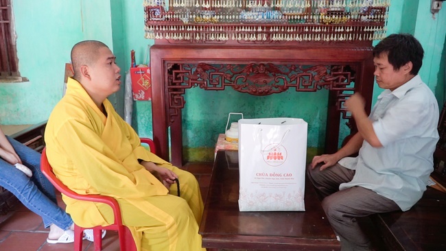 Chùa Đống Cao thăm và tặng quà cho các gia đình chính sách