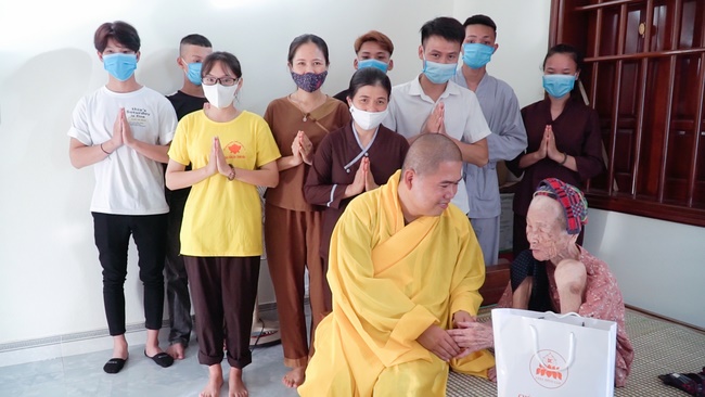 Chùa Đống Cao thăm và tặng quà cho các gia đình chính sách