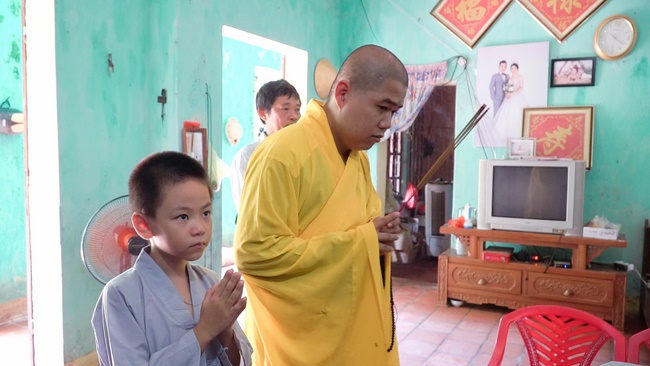 Chùa Đống Cao thăm và tặng quà cho các gia đình chính sách
