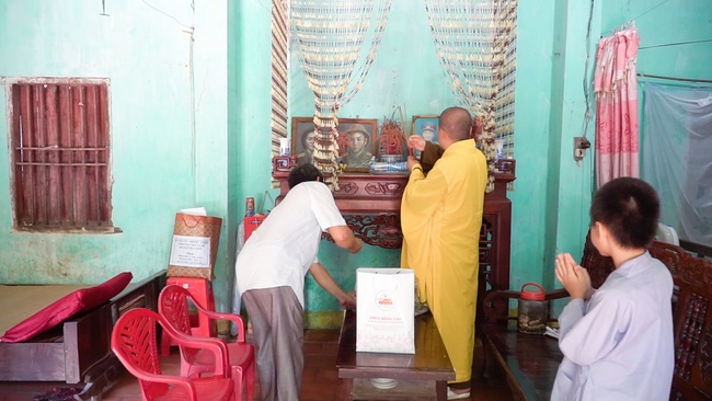 Chùa Đống Cao thăm và tặng quà cho các gia đình chính sách