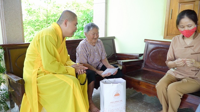 Chùa Đống Cao thăm và tặng quà cho các gia đình chính sách