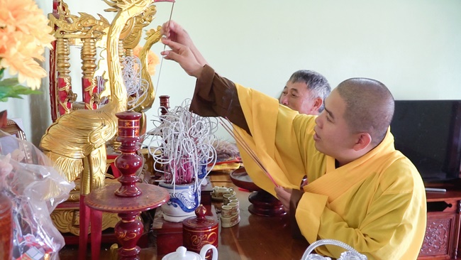 Chùa Đống Cao thăm và tặng quà cho các gia đình chính sách