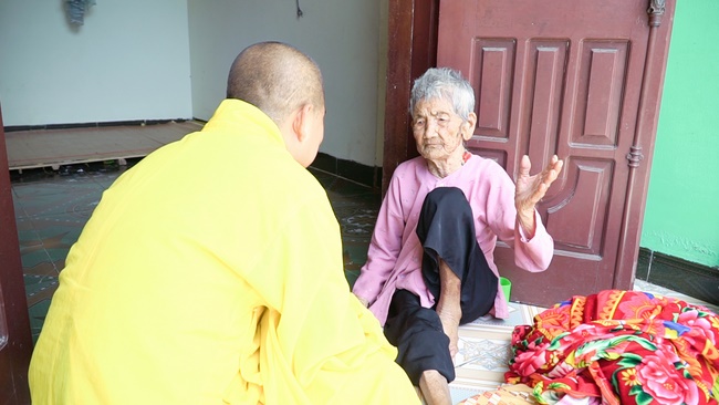 Chùa Đống Cao thăm và tặng quà cho các gia đình chính sách