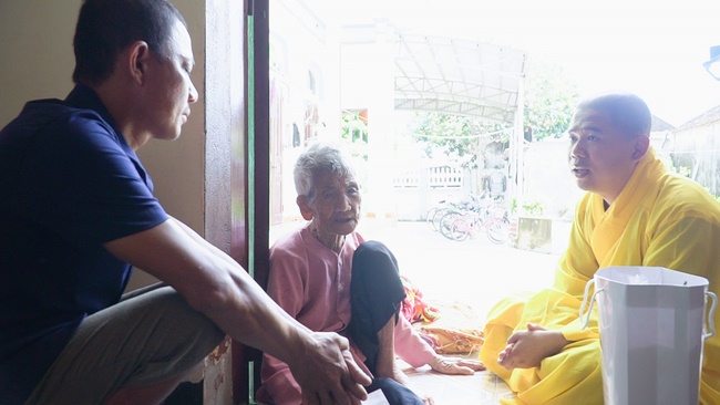 Chùa Đống Cao thăm và tặng quà cho các gia đình chính sách