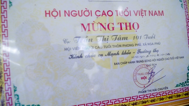 Chùa Đống Cao thăm và tặng quà cho các gia đình chính sách