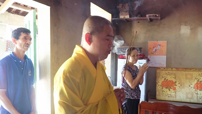 Chùa Đống Cao thăm và tặng quà cho các gia đình chính sách