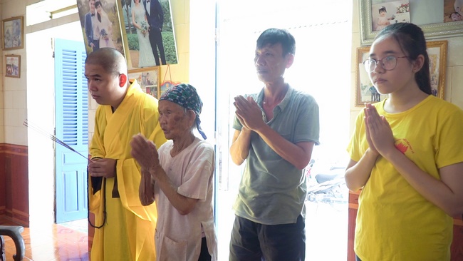 Chùa Đống Cao thăm và tặng quà cho các gia đình chính sách