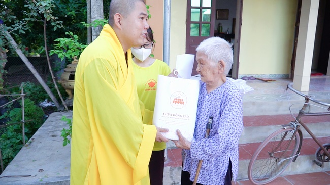 Chùa Đống Cao thăm và tặng quà cho các gia đình chính sách