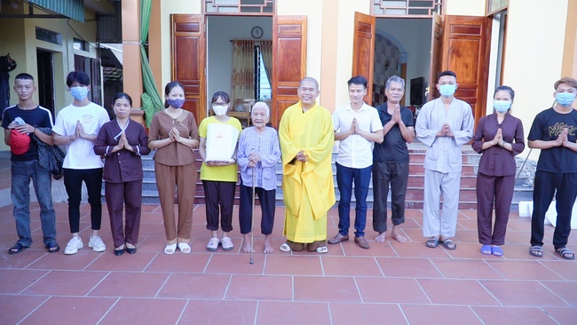 Chùa Đống Cao thăm và tặng quà cho các gia đình chính sách