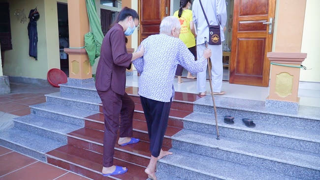 Chùa Đống Cao thăm và tặng quà cho các gia đình chính sách
