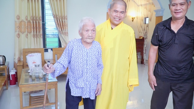 Chùa Đống Cao thăm và tặng quà cho các gia đình chính sách