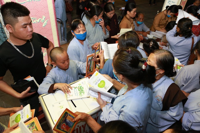 Lễ sám hối, quy y và khai thị cho hương linh tại chùa Đống Cao