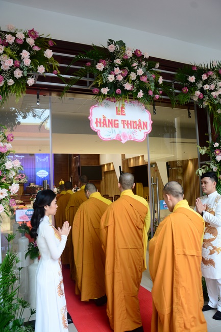 The Wedding Ceremony at the pagoda