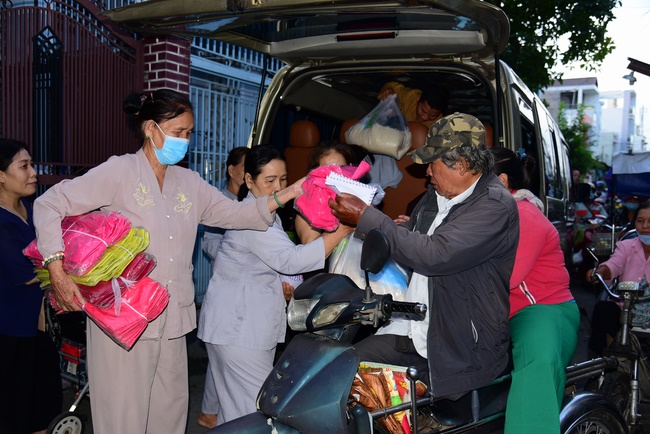 Giving gifts to the Blind Association in Binh Duong and Go Vap.