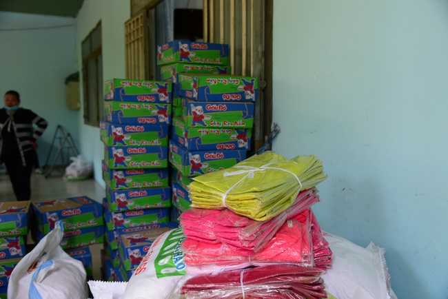 Giving gifts to the Blind Association in Binh Duong and Go Vap.