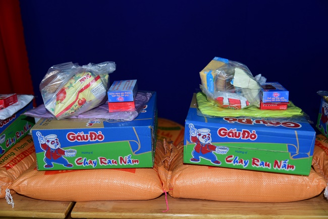 Giving gifts to the Blind Association in Binh Duong and Go Vap.