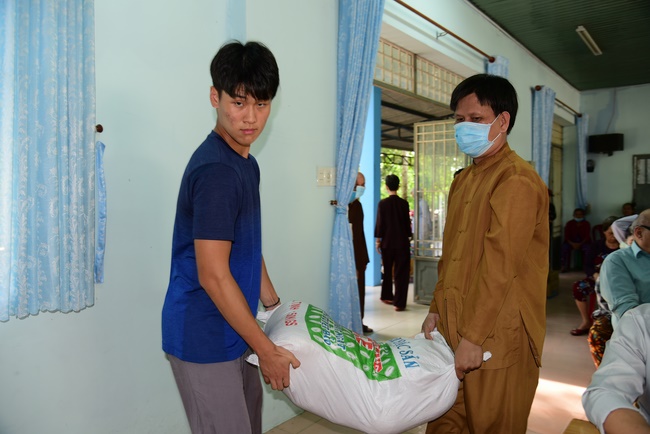 Giving gifts to the Blind Association in Binh Duong and Go Vap.
