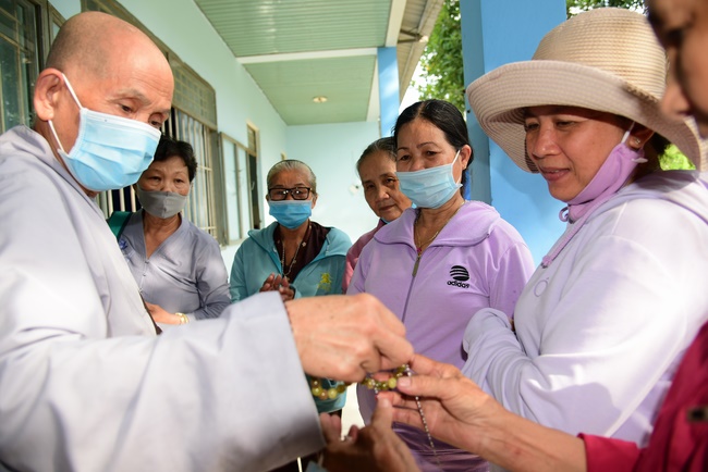 Giving gifts to the Blind Association in Binh Duong and Go Vap.